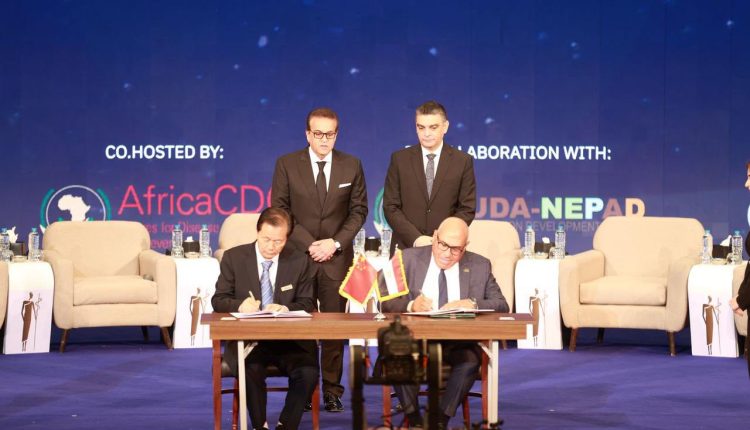 جانب من توقيع إحدى مذكرات التفاهم