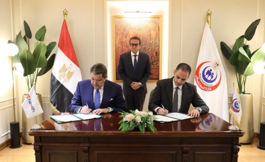 «الصحة» توقع اتفاقية تعاون مع شركة إي هيلث لتشغيل منظومة الصحة الرقمية القومية جانب من توقيع اتفاقية التعاون