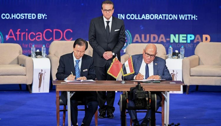 جانب من توقيع الشراكة