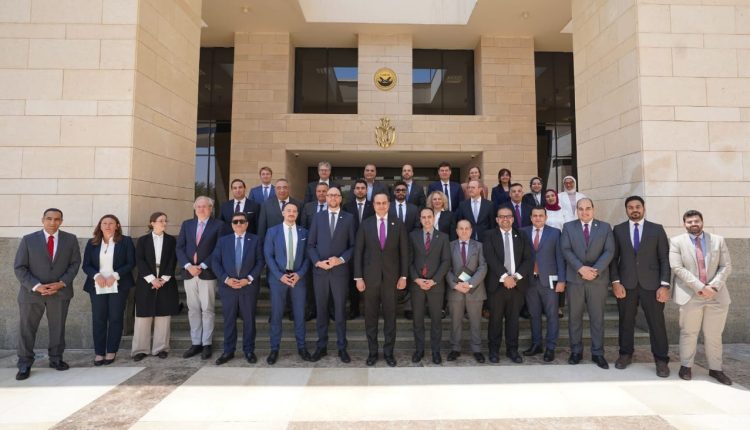 صورة جماعية للمشاركين