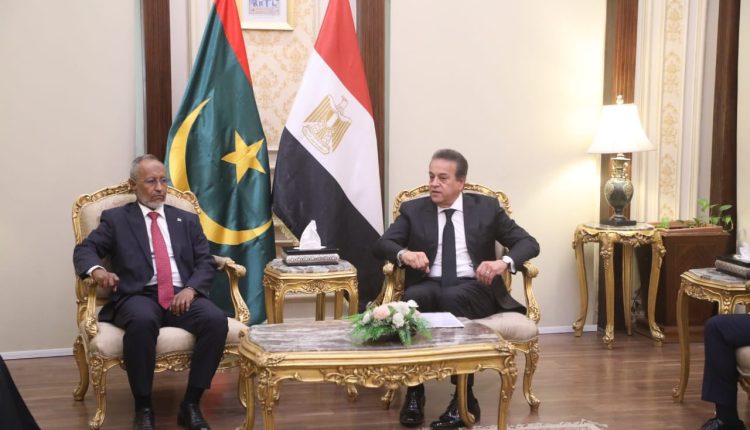 الدكتور خالد عبدالغفار  يبحث مع وزير الصحة الموريتاني سبل تعزيز التعاون في القطاع الصحي