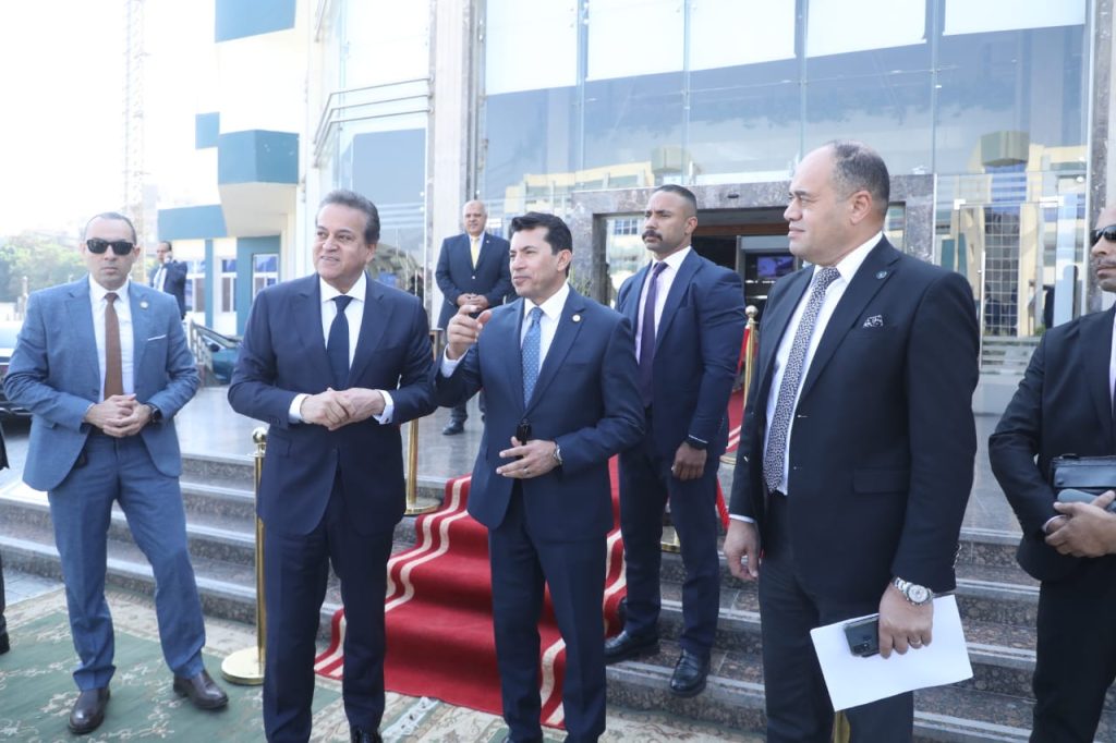إطلاق مبادرة «بإيدينا ننقذ حياة» للتوعية بالموت القلبي المفاجئ والتدريب على جهاز مزيل الرجفان الخارجي وزيرا الصحة والشباب والرياضة