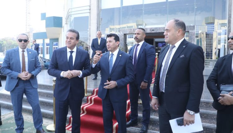 وزيرا الصحة والشباب والرياضة