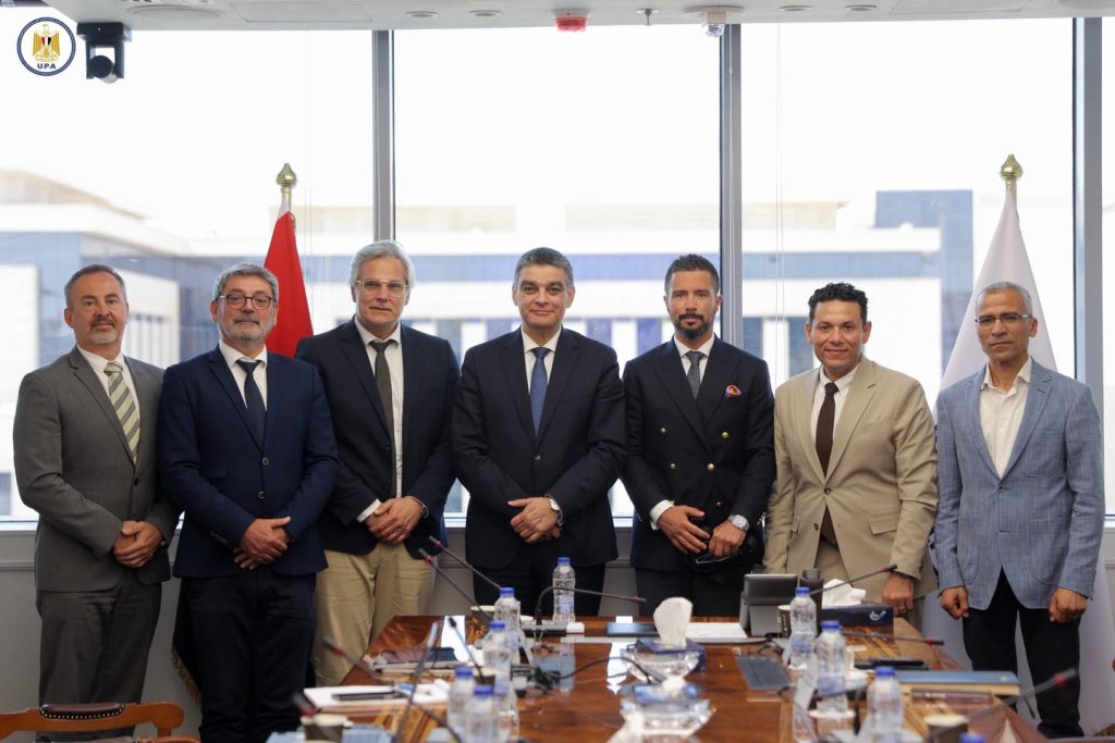 رئيس هيئة الشراء الموحد يبحث مع «موديلاك» الفرنسية و«ميديفود» السويسرية سبل توطين صناعة ألبان الأطفال