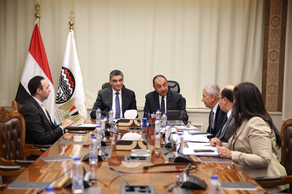 وزير قطاع الأعمال يبحث مع رئيس هيئة الشراء الموحد تعزيز التعاون في قطاع الأدوية والمستلزمات الطبية جانب من اللقاء