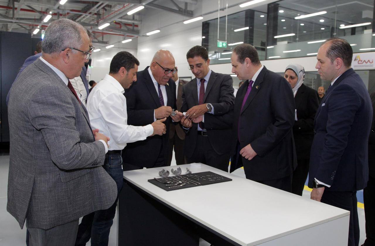 رئيس الهيئة العربية للتصنيع يتفقد التشغيل التجريبى لمصنع مستلزمات جراحة العظام