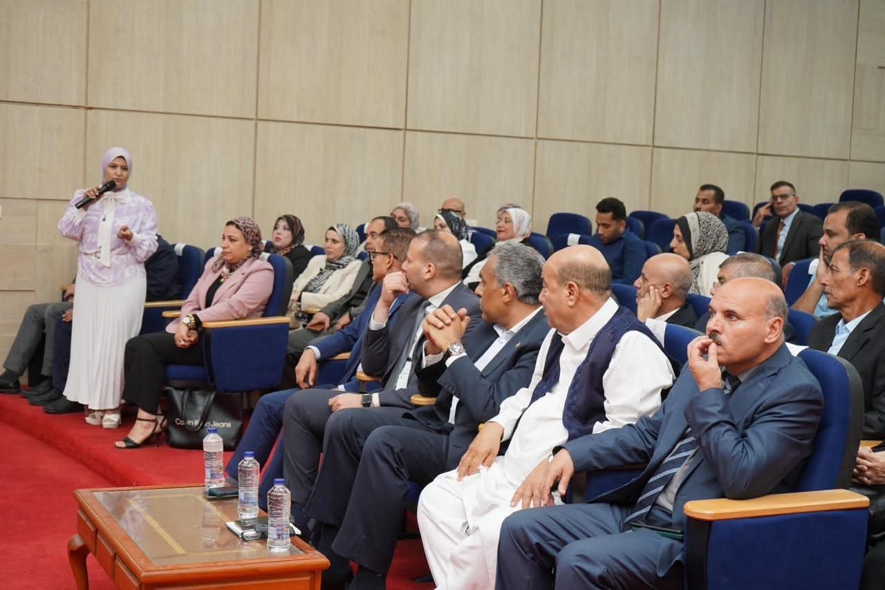 رئيس هيئة الاعتماد والرقابة الصحية ومحافظ مطروح يناقشان جاهزية المنشآت الصحية للاعتماد من GAHAR استعدادا لانطلاق المرحلة الثانية من منظومة التأمين الصحي الشامل في سبتمبر المقبل.
■ د. أحمد طه: مطروح أولى محافظات المرحلة الثانية.. وتطبيق معايير GAHAR يؤهلها لتصبح مركزا إقليميا للسياحة العلاجية وجذب الاستثمارات الصحية تنفيذا لتوجيهات القيادة السياسية.
■ رئيس هيئة الاعتماد والرقابة الصحية يلتقي أعضاء المجلس الصحي الإقليمي ومشايخ وأهالي مطروح ويؤكد: وعي المواطن والتزام مقدمي الخدمة بمعايير الجودة هما أساس نجاح المنظومة الجديدة.
■ محافظ مطروح: GAHAR تلعب دورا محوريا في تأهيل المنشآت الصحية وفق المعايير الدولية لتوفير رعاية صحية آمنة ومستدامة
■ اللواء خالد شعيب يشيد بدعم القيادة السياسية لاختيار مطروح كأولى محطات المرحلة الثانية من مشروع التأمين الصحي الشامل