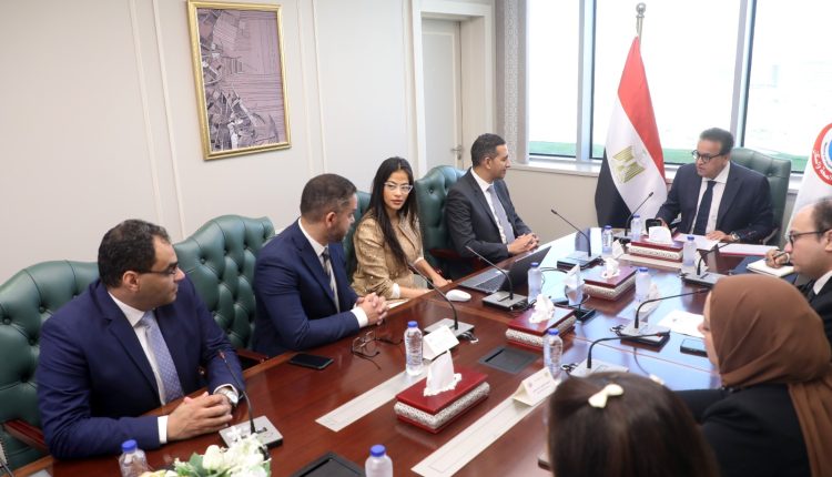 وزير الصحة يبحث مع شركة «ساندوز» تعزيز التعاون في توطين صناعة الأدوية ودعم المبادرات الصحية 