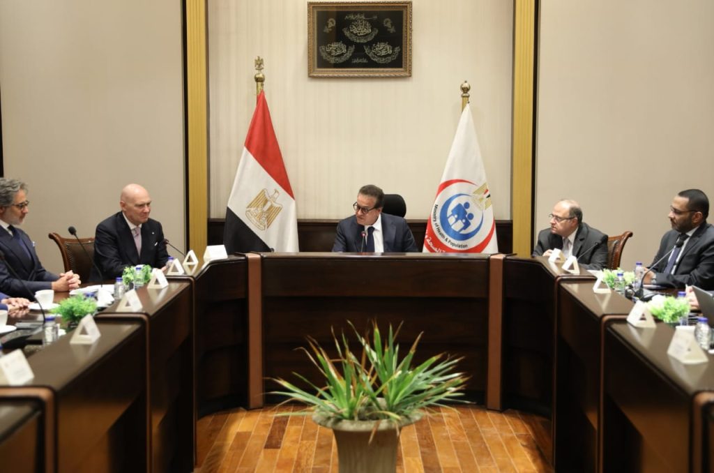 وزير الصحة يلتقي رئيس اتحاد الصناعات الدوائية الإيطالي لبحث سبل التعاون في توطين صناعة الأدوية