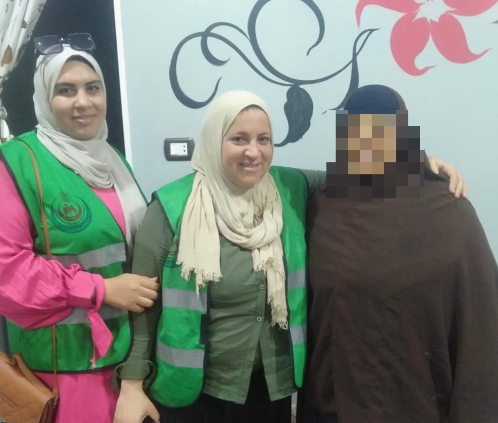 فريق الدعم النفسي مع والدة أحد الضحايا