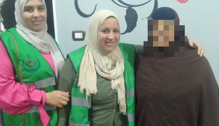 فريق الدعم النفسي مع والدة أحد الضحايا