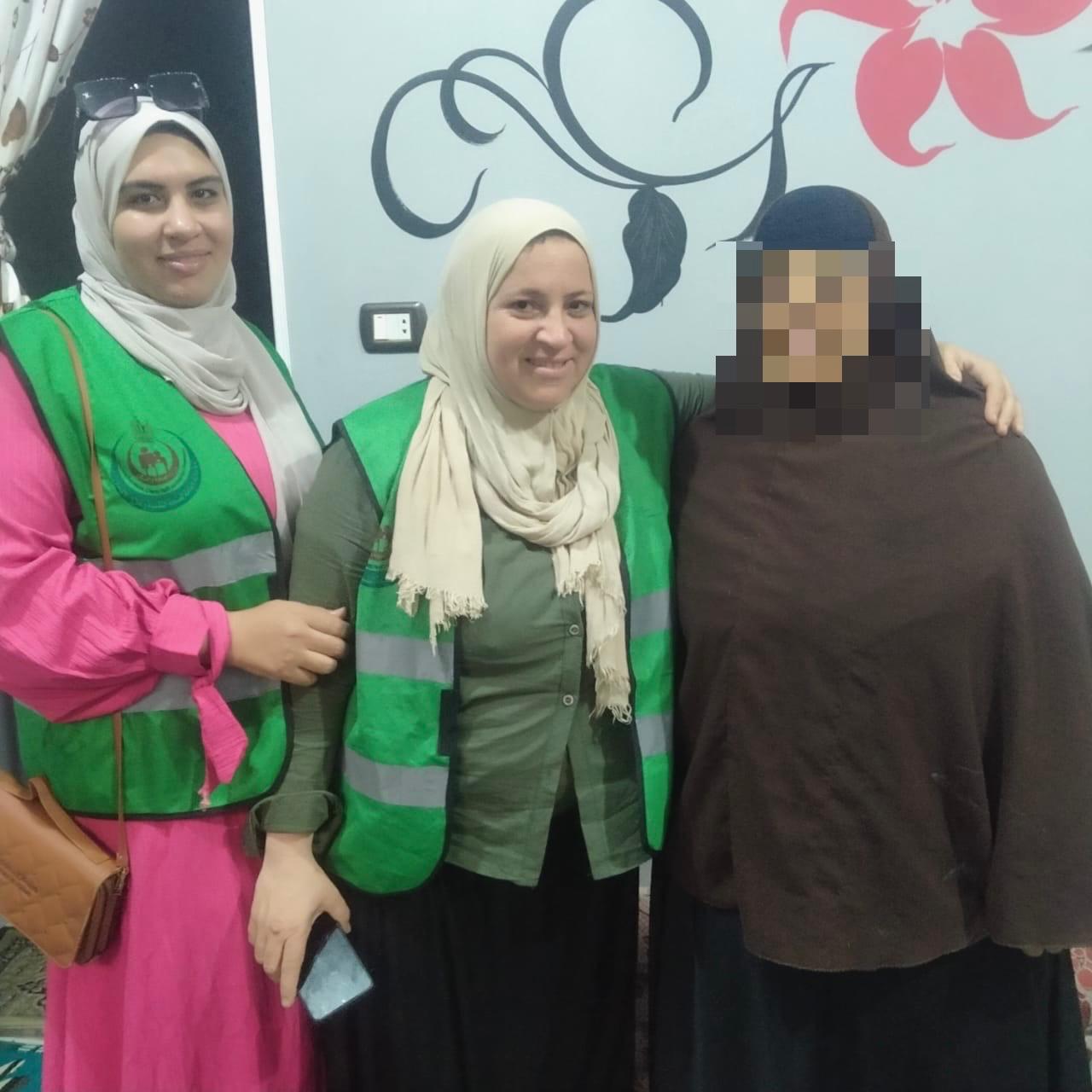 فريق الدعم النفسي مع والدة أحد الضحايا