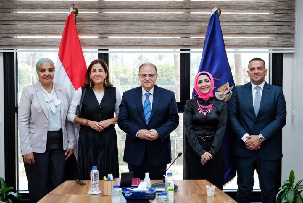 رئيس هيئة الدواء يبحث مع «نوفارتس» خطط التوسع فى توطين التصنيع وزيادة التصدير رئيس هيئة الدواء مع ممثلي شركة نوفارتس