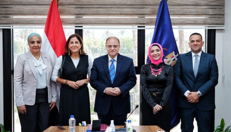 رئيس هيئة الدواء مع ممثلي شركة نوفارتس