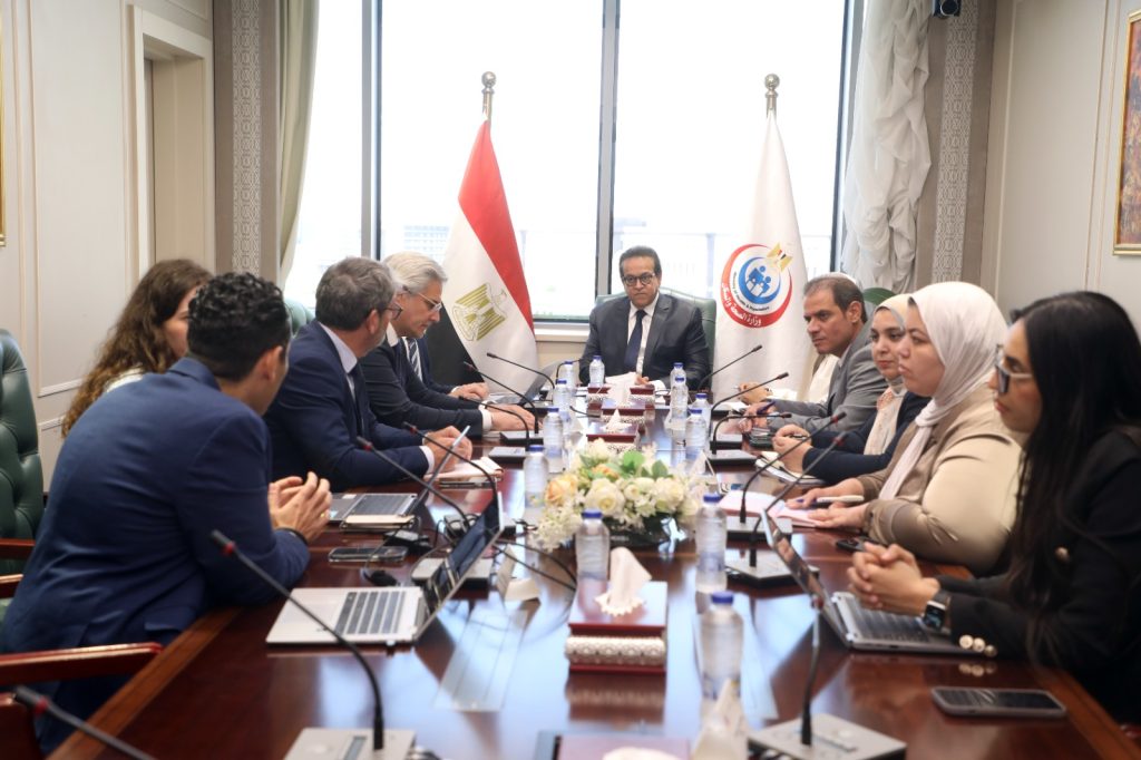 وزير الصحة يبحث مع شركتين سويسرية وفرنسية تصنيع تركيبات غذائية علاجية في مصر جانب من اللقاء