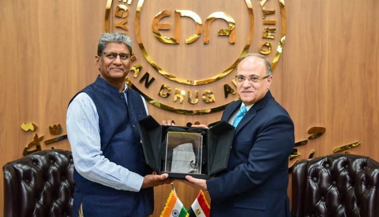 رئيس هيئة الدواء والسفير الهندي