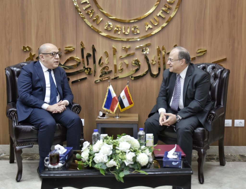 رئيس« هيئة الدواء» يستقبل سفير الفلبين لبحث تعزيز التعاون المشترك وتنظيم تداول المستحضرات الطبية بين البلدين