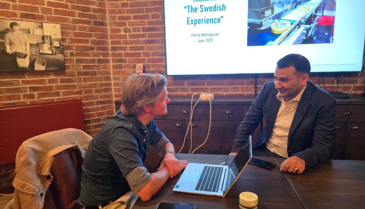 الزميل أحمد أبو شرابية خلال حواره مع باتريك هليدينجسون في السويد