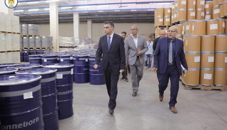 رئيس هيئة الشراء الموحد يتفقد فروع صيدليات الإسعاف ومخازن شركة الجمهورية بالإسكندرية