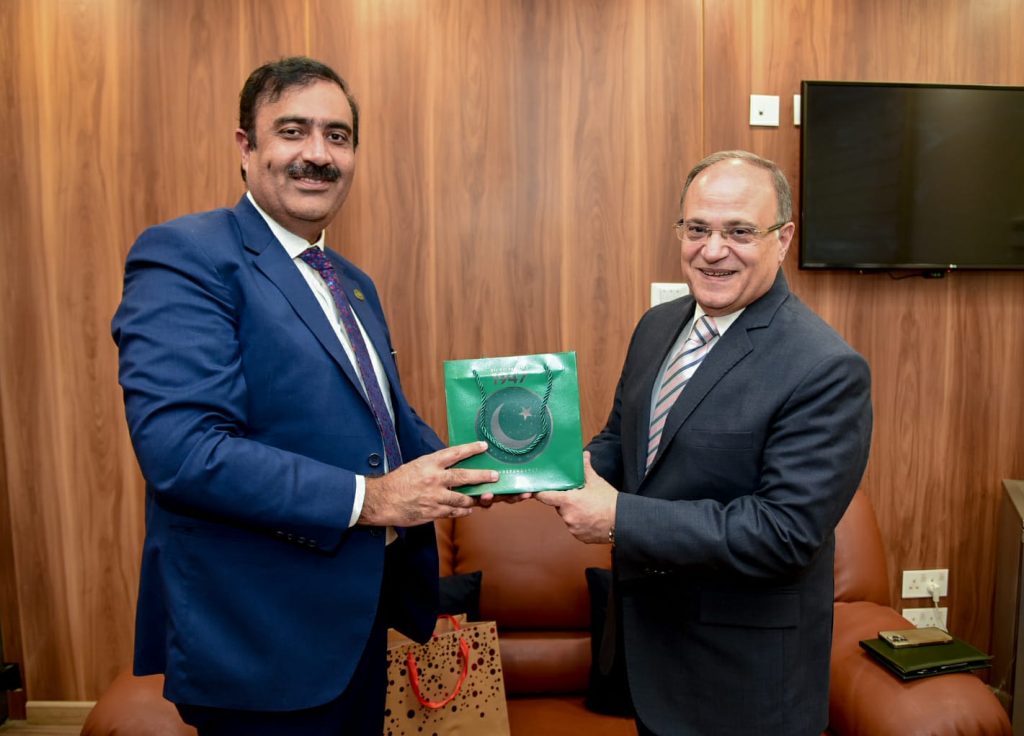 رئيس هيئة الدواء يبحث مع نظيره الباكستاني آفاق التعاون لتعزيز الشراكة الدوائية جانب من اللقاء