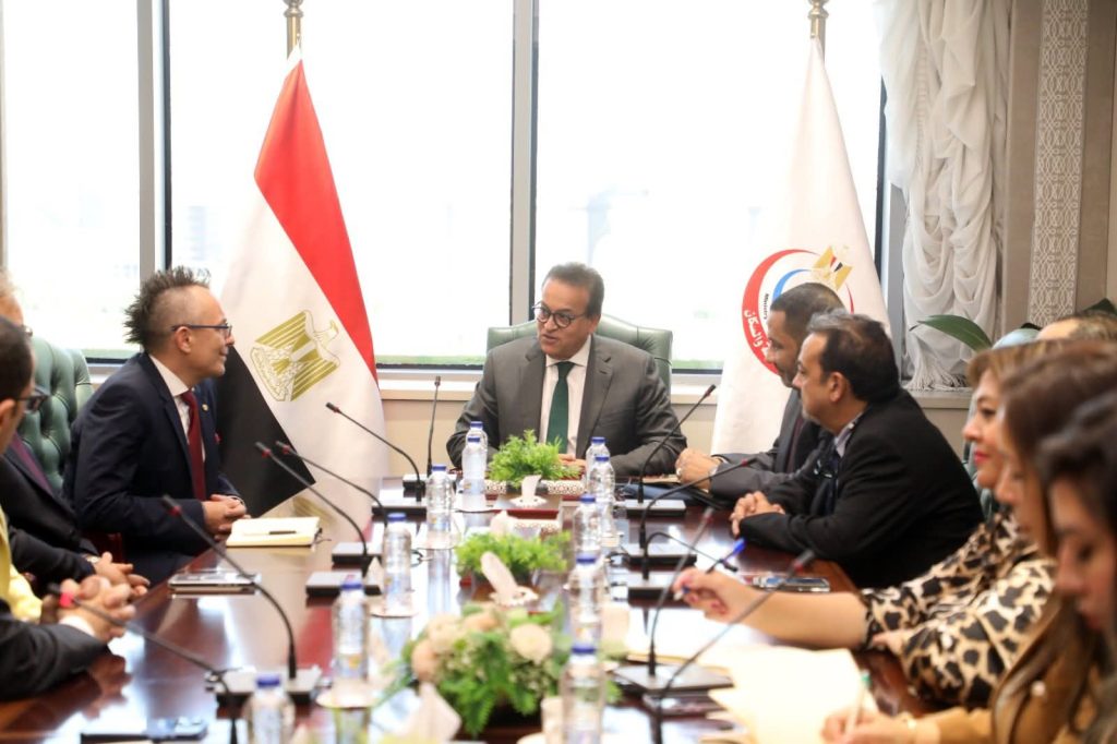الصحة تبحث مع شركة «أليكسيون» تعزيز التعاون في مجال الأمراض النادرة والوراثية