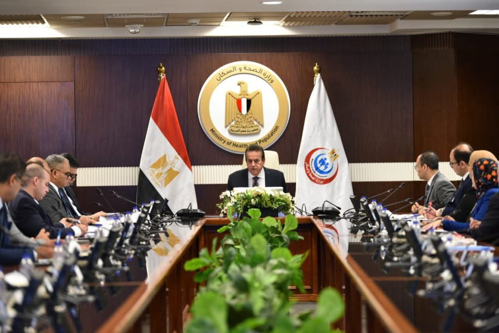 وزير الصحة يتابع توافر مخزون الأدوية والمستلزمات الطبية ويوجه بإعادة توزيع الرواكد الطبية