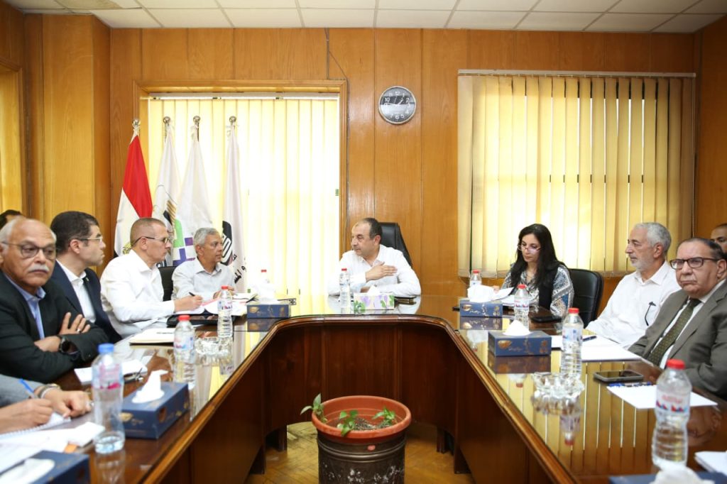 وزير قطاع الأعمال: خطط لتوطين المواد الخام الفعالة والأدوية البيولوجية والمستلزمات الطبية لأول مرة داخل المصانع التابعة جانب من الاجتماع