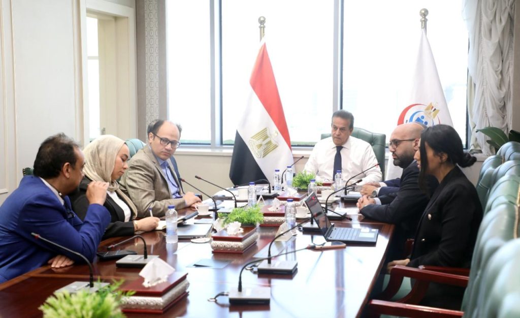 وزير الصحة يتابع مستجدات منظومة الرعايات والحضانات والطوارئ وخطط التوسع بها جانب من الاجتماع