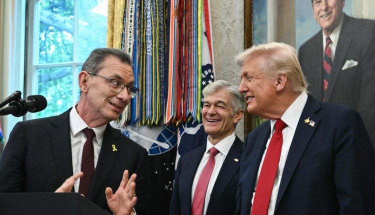 دونالد ترامب يلتقي رئيس شركة فايزر