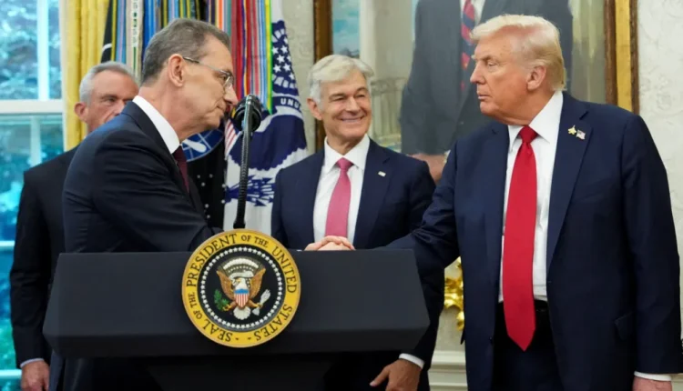 ترامب يلتقي رئيس شركة فايزر