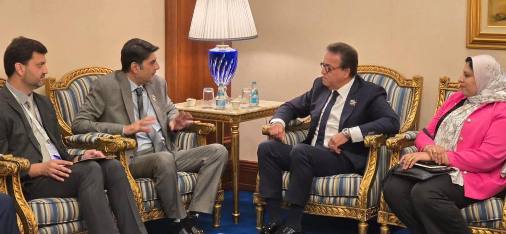مصر وباكستان تبحثان سبل تعزيز التعاون الصحي بين البلدين والاستفادة من تجربة مصر في مكافحة فيروس «سي»