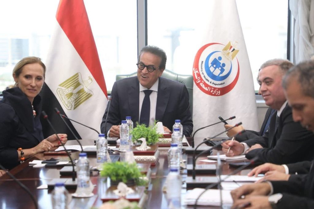 وزير الصحة يبحث مع «ميدترونيك» تقدم ميكنة منظومة تغيير الصمام الأورطي بالقسطرة (TAVI) وتعزيز المبادرات الصحية