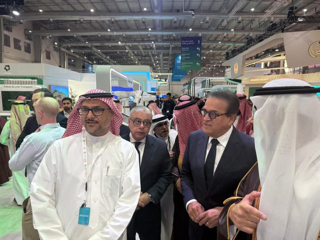 وزير الصحة يتفقد المعرض الطبي المنعقد على هامش ملتقى الصحة العالمي بالسعودية