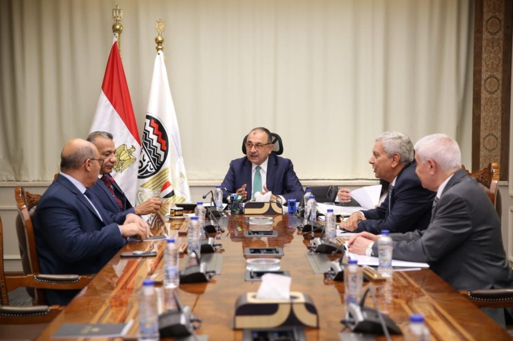 وزير قطاع الأعمال يبحث مع نقيب أطباء الأسنان تأمين الاحتياج من بنج الأسنان والمستلزمات الطبية من خلال «القابضة للأدوية» جانب من الاجتماع