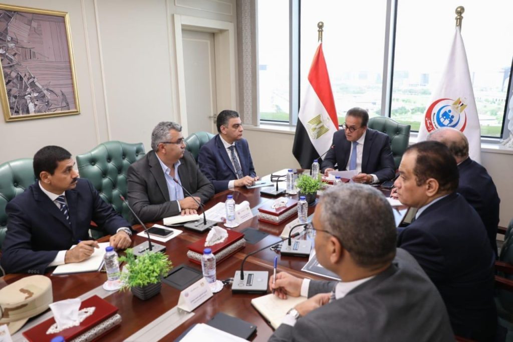 وزير الصحة يتابع مع رئيس هيئة الشراء الموحد الموقف التنفيذي لمشروع المخازن الاستراتيجية للأدوية والأجهزة الطبية جانب من اللقاء