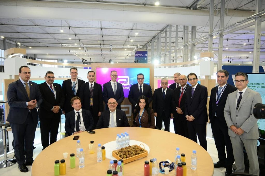 وزير الصحة يبحث مع قيادات «أبوت» العالمية تعزيز التعاون في الرعاية الصحية وتطوير التشخيص الطبي جانب من اللقاء