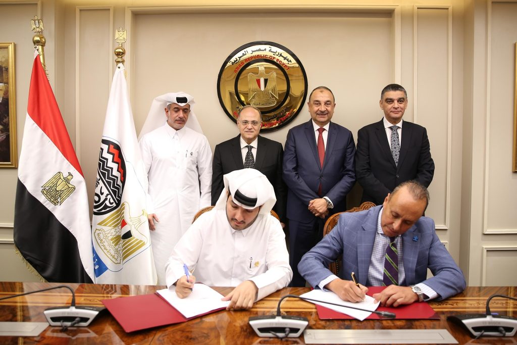 توقيع شراكة «مصرية قطرية أمريكية» لتأسيس منظومة تصنيع طبي ودوائي متكاملة جانب من توقيع الاتفاقية