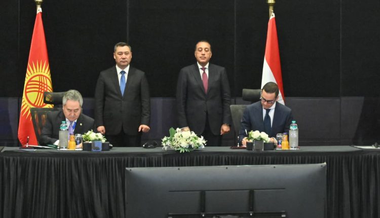 جانب من توقيع الاتفاقيات على هامش المائدة المستديرة