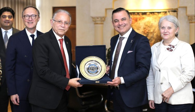 وزير الصحة في «لاتفيا» يشيد بإمكانات «إيبيكو للأدوية» ويؤكد فرص التعاون المشترك