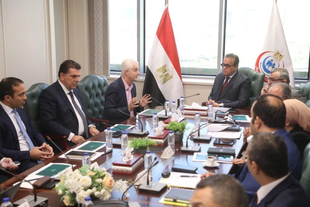 وزير الصحة يبحث مع وفد مجموعتي «Curagita» و«ACH» سبل التعاون في مشروع مدينة النيل الطبية جانب من اللقاء