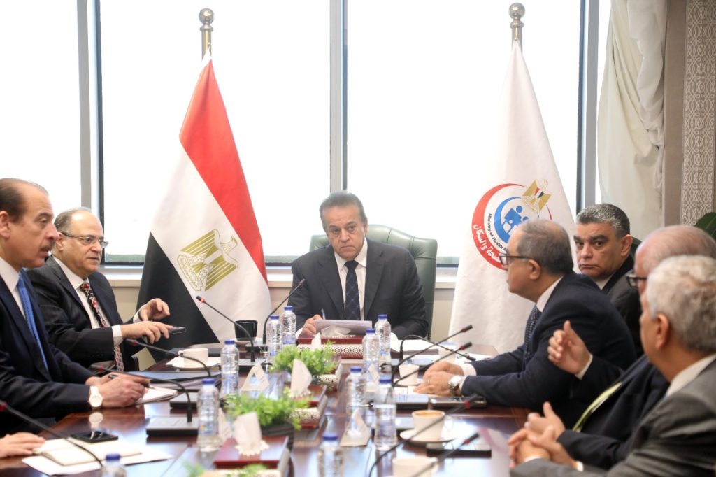 وزير الصحة يبحث مع رؤساء هيئتي الدواء والشراء الموحد وفاكسيرا والقابضة للأدوية وممثلي غرفة صناعة الأدوية دعم توطين الصناعات الدوائية جانب من الاجتماع