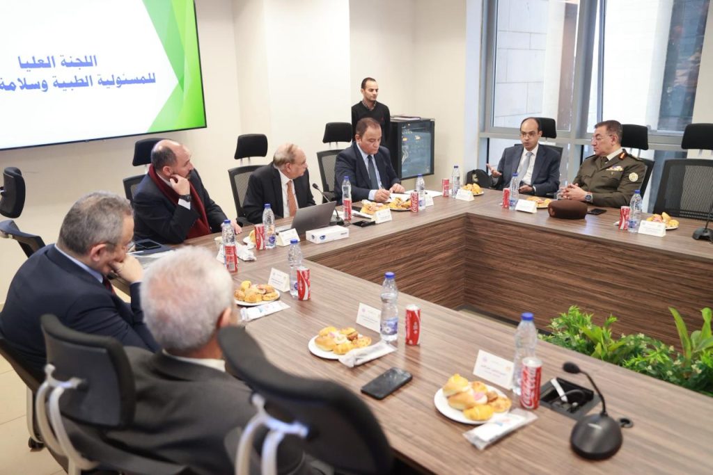 اللجنة العليا للمسئولية الطبية تنظر 282 قضية مقدمة من النيابة العامة جانب من الاجتماع
