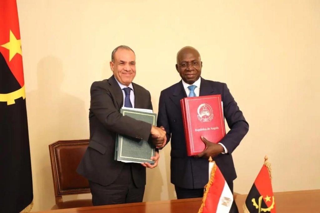 مصر وأنجولا توقعان اتفاقية لتعزيز التعاون الدوائي بين البلدين جانب من التوقيع