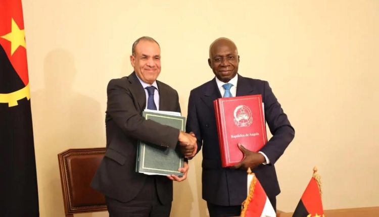 جانب من التوقيع