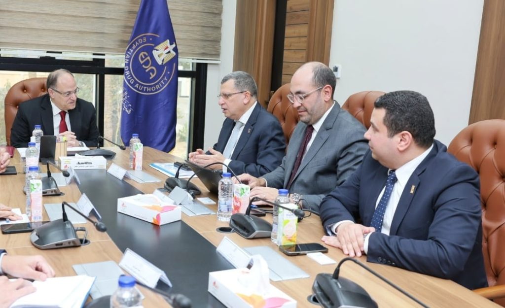 رئيس هيئة الدواء يبحث مع مستشفيات كليوباترا آفاق التعاون لتعزيز جودة الخدمات الطبية جانب من اللقاء