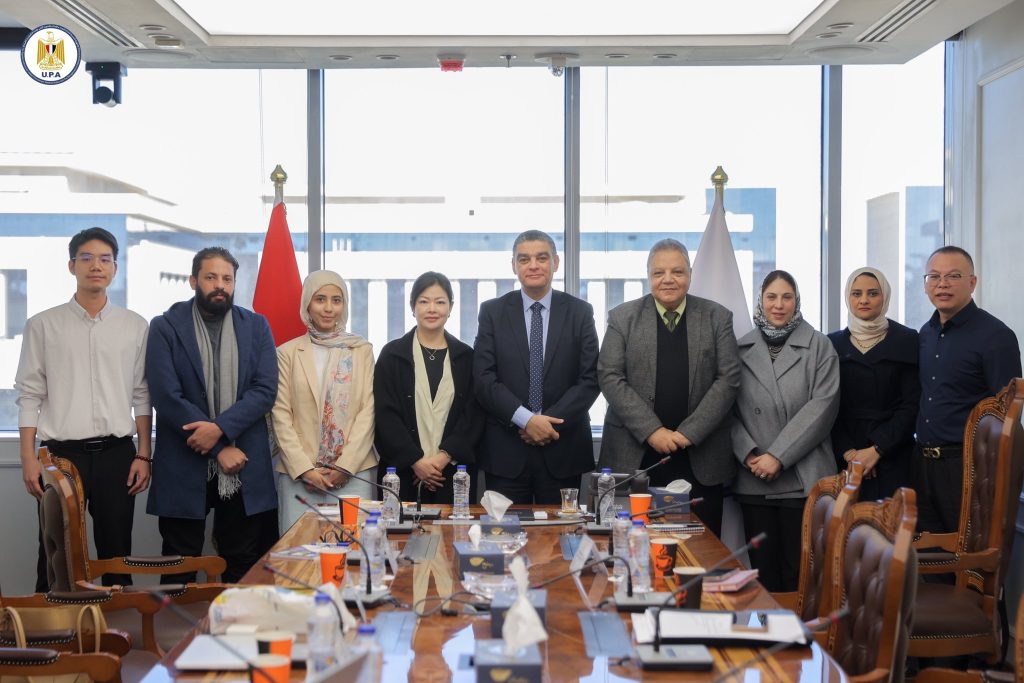 رئيس هيئة الشراء الموحد يبحث مع شركتين صينيتين توطين إنتاج الخامات الدوائية في مصر والتصدير جانب من اللقاء