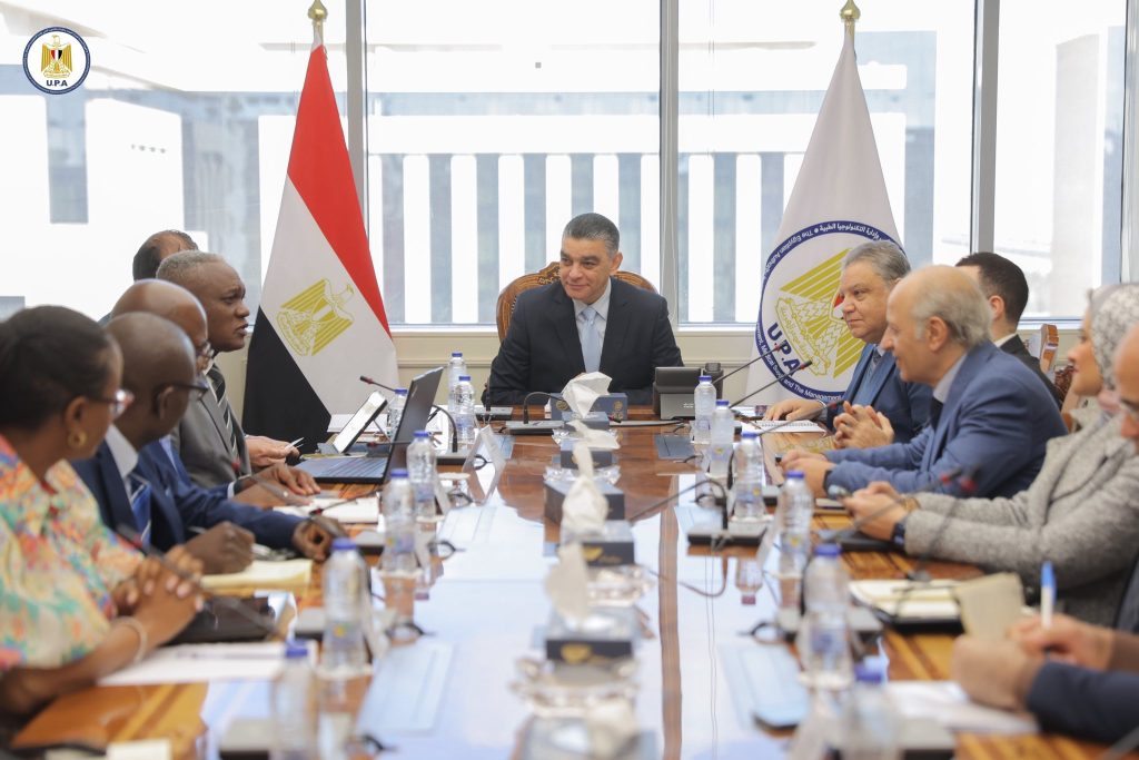 هيئة الشراء الموحد تستقبل وفدًا رفيع المستوى من وزارة الصحة الناميبية لبحث سبل التعاون جانب من اللقاء