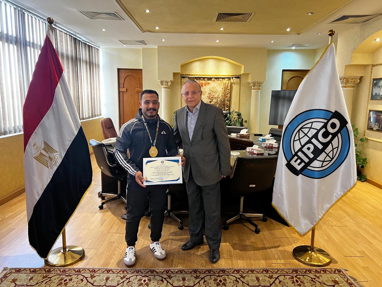 الدكتور أحمد كيلاني يكرم ابن «إيبيكو» البطل سعد عاطف بعد تتويجه بذهبية بطولة العالم للقوة البدنية