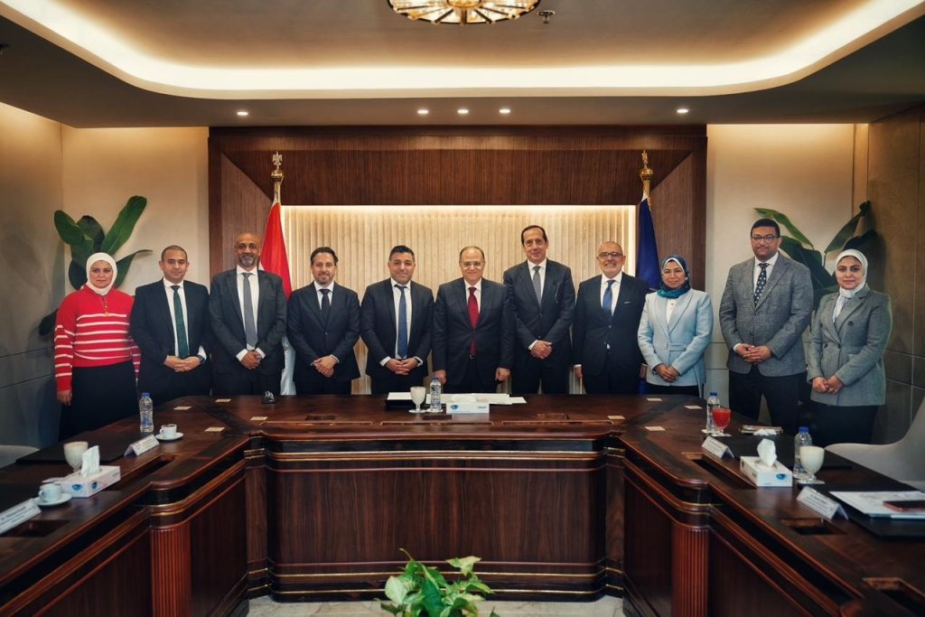 رئيس هيئة الدواء يبحث مع شركة أبوت الأمريكية خطط توطين الصناعة الدوائية في مصر