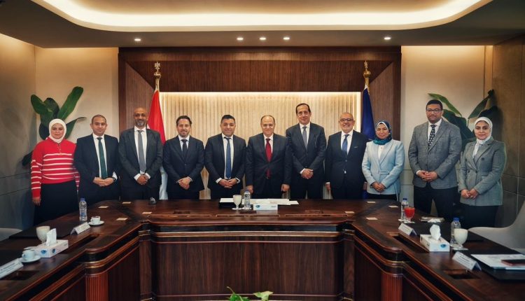 رئيس هيئة الدواء يبحث مع شركة أبوت الأمريكية خطط توطين الصناعة الدوائية في مصر